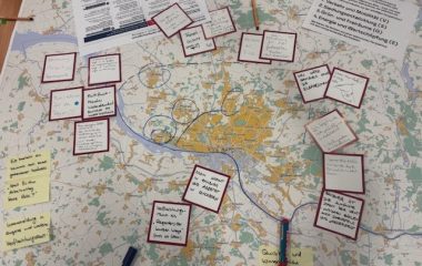 Darstellung einer Karte des Verflechtungsraums Hamburg mit Notizzettel zur Erarbeitung von Leitbild und Zielsystem.
