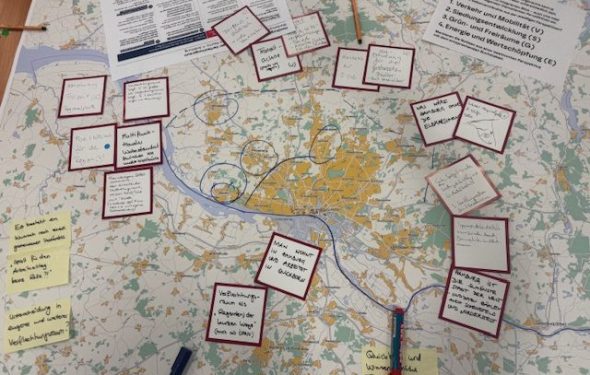 Darstellung einer Karte des Verflechtungsraums Hamburg mit Notizzettel zur Erarbeitung von Leitbild und Zielsystem.