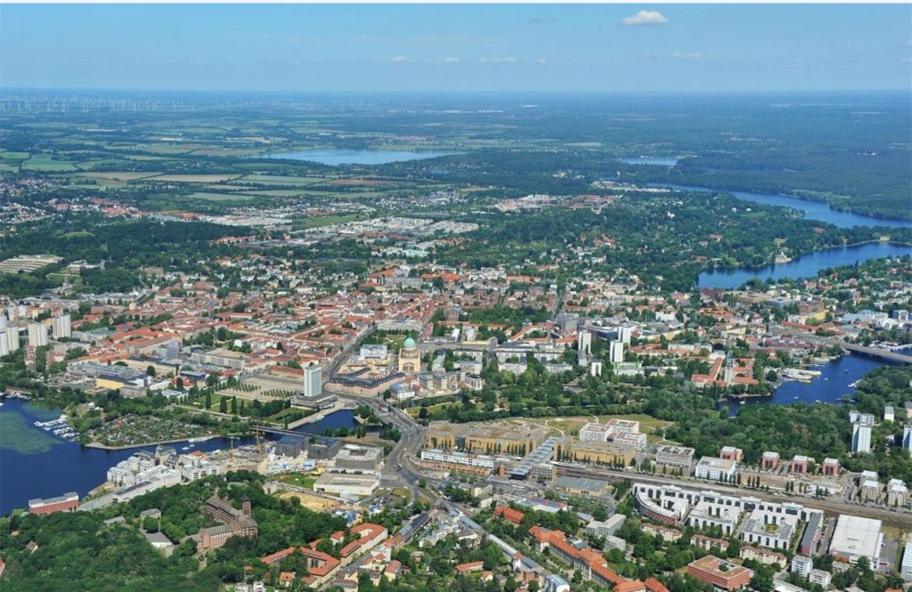 Foto von der Landeshauptstadt Potsdam aus der Luft. Zu sehen ist die Stadtstruktur des Stadtzentrums.