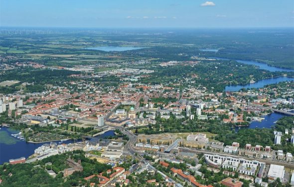 Foto von der Landeshauptstadt Potsdam aus der Luft. Zu sehen ist die Stadtstruktur des Stadtzentrums.